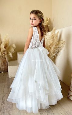 Teter Warm Gorgeous Flower Girl Communion Party Lace Tulle Dress Elegant V-neck Tulle Dress, Sheer Bodice V-neck Wedding Dress, Fitted V-neck Tulle Dress, Elegant Ruffled Lace Dress For Gala, Fitted Tulle Skirt Bridesmaid Dresses, Fitted Bridesmaid Dresses With Tulle Skirt, Elegant Lace Dress With Ruffles And Fitted Bodice, Bridesmaid Dress With Tulle Skirt And Fitted Bodice, Lace Gala Dress With Lined Bodice