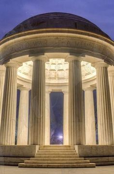 an image of a building that looks like it has columns and pillars on the sides