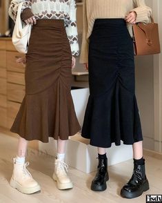 Fisdy - Exquisita Falda Cola de Pez: Sofisticada falda midi de terciopelo de talle alto y confección meticulosa Rok Midi, Velvet Midi Skirt, Thanksgiving Fashion, Rock Outfit, Fishtail Skirt, Skirts Midi High Waisted, Half Skirt, Brown Skirts, Mermaid Silhouette