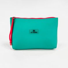 ▶️ See all products in the NEOPRENE Collection



A new format arrives at MY WANDER, the new Neoprene Handbags, ideal for carrying your things by hand comfortably and stylishly. In addition, as always, we ensure practicality and design with a fluorine touch in our products. This one in particular combines two very bright colors, Turquoise and Fluorine Coral, two ideal colors for transmitting positivity and joy.


It is a waterproof handbag. Of course, if you dive with it, water will seep in bec Turquoise Rose, Mens Travel Bag, Blue Camo, Blog Instagram, Backpack Sport, Pink Turquoise, Toiletry Bags, Laptop Case, Large Bag