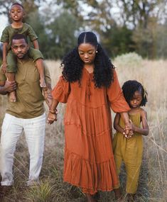 Photoshoot Style, Fall Family Photo Outfits, Outdoor Family Photos, Black Family, Fall Family Pictures, Family Picture Outfits, Black Love Couples