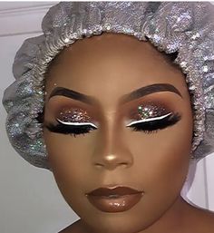 Red Lip Bold Eye Make Up, Dramatic Lip Makeup, Christmas Makeup Looks, Maquillage Yeux Cut Crease, Birthday Makeup Looks, Gold Makeup Looks, Face Beat Makeup, Glitter Makeup Looks