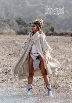 Festival Poncho Coat Women Boho Clothing Kimono Jacket - Etsy Denmark Burning Man Plus Size, White Burning Man Outfit, Artisan Winter Poncho For Festival, Desert Festival Outfits, Oversized Bohemian Festival Cape, Burning Man Outfits Women, Bohemian Colorful Festival Poncho, Bohemian One-size Poncho For Festivals, Bohemian Cardigan