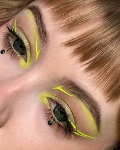 Electric Eye Makeup, Neon Yellow Eyeliner, Neon Eye Makeup Looks, Yellow Eyeliner Looks, Gold Eyeliner Looks, Pixel Makeup, Neon Makeup Ideas, Neon Makeup Looks, Pastel Makeup Looks