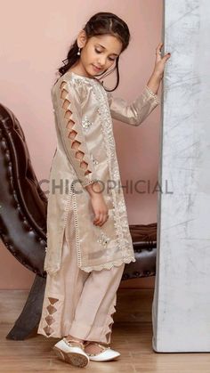 Pakistani Kids Dresses, Girls Dresses Sewing, Kids Frocks Design, Kids Dress Patterns, Pakistani Dresses Casual, Girls Frock Design, Beautiful Pakistani Dresses, Salwar Kamiz