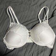 Never Worn. Bombshell Like Support. Elegant White Stretch Bra, White Full Coverage Feminine Bra, Feminine Full Coverage White Bra, Elegant White Bra With Lined Body, Feminine White Full Coverage Bra, Elegant White Lined Bra, White Full Cup Bra With Lined Body, White Underwire Bra With Lined Body, Classic White Bra With Lace Trim