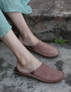 Flat Slippers For Spring, Solid Color Flat Slippers For Spring, Spring Solid Color Flat Slippers, Casual Flats With Stitched Sole And Low Heel, Casual Flats With Soft Sole, Casual Low Heel Mules With Leather Sole, Casual Mules With Low Heel And Leather Sole, Casual Brown Flat Mules, Casual Slippers With Leather Footbed And Flat Heel