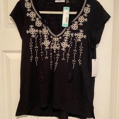 Nwt Dex Short Sleeve Blouse. Black With White Embroidered Detail. Stitch Fix Purchase. Size Small Black V-neck Tops With Floral Embroidery, Black Short Sleeve Embroidered Casual Top, Black Embroidered Short Sleeve Top, Casual Black Embroidered Top With Short Sleeves, Casual Black Embroidered Top For Spring, Spring Black V-neck Embroidered Top, Black Embroidered V-neck Top, Black Embroidered V-neck Top For Summer, Black V-neck Embroidered Top For Spring