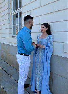 Dubai Clothes, Dresses With Cape Sleeves, Muslim Prom Dress, Arabic Women, Outfits Muslim, Muslim Evening Dresses, Mode Zara, Pakistani Fashion Casual, Dresses Satin