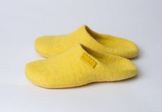 Backless wool slippers new collection combines contrasting color blends and a comfy felted mules design. These closed-toe slippers are made from NEW lemon wool that was mixed in BureBure studio. Got tired of constantly stepping on the back of your slippers? This model will let you put on and take off the shoes effortlessly. We cover the bottoms of felted wool mules with a layer of natural latex that makes woolen footwear non-slippery. Each shoe features a BureBure label from recycled leather. HE Boots With Leg Warmers, Slippers Heels, Felted Wool Slippers, Slip On Slippers, Wool Slippers, Felted Slippers, Face Men, Natural Latex, Recycled Leather