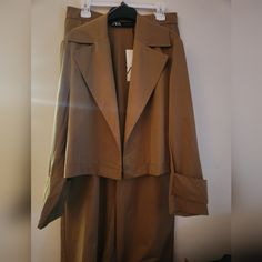 Zara Co-Ord Set Cropped Blazer Wide Lapels + Pant 1971/123 Toffee Nwt Beige Winter Workwear Sets, Beige Winter Sets For Office Wear, Fall Workwear Sets With Pockets, Brown Workwear Sets For Fall, Khaki Sets With Pockets For Spring, Brown Long Sleeve Sets For Spring, Chic Fall Sets With Pockets, Brown Sets For Workwear In Fall, Fitted Khaki Sets With Pockets