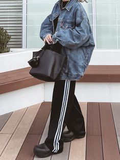 Black And White Track Pants Outfit, Trackpant Outfit Women Winter, Adidas Jacket Outfit Street Style, Adidas Jacket Outfit, Adidas Street Style