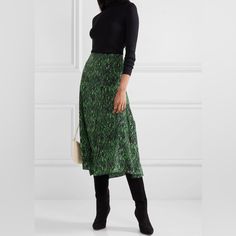 Veronica Beard's 'Ramos' Midi Skirt Is Made From Stretch-Silk In A Vibrant Tonal-Green Snake-Print That Really Stands Out. Designed To Sit At Your Waist, It Has Pleats At The Front That Enhance The Fluidity Of The Silhouette And Falls To An Asymmetric Hem. Wear It With A Turtleneck And Knee Boots. Skirts 2022, Print Skirts, Stylish Lady, Silk Midi Skirt, Corporate Wear, Autumn Street Style, Midi Skirts, Work Wardrobe, Green Skirt