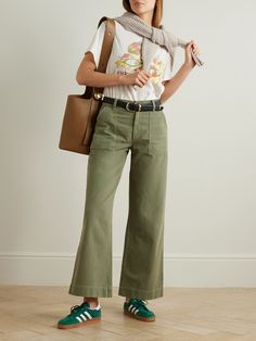 The army-green palette and utilitarian wide legs of RE/DONE's 'Baker' jeans takes cues from cargo styles. Detailed with belt hoops and frontal side pockets, they have a high-rise cut and cropped hems. Style yours with a tucked-in graphic tee. Army Green Pants Outfit, Green Pants Outfit, Army Green Pants, Wide Leg Pants Outfit, Olive Jeans, Cropped Cargo Pants, Olive Green Pants, High Rise Wide Leg Jeans, Green Jeans