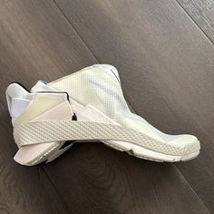 New - Never Worn - Unisex Fly Ease Us 9 Euro 42.5 Nike Shoes New, Nike White, New Nike, White Nikes, Womens Shoes Sneakers, Nike Shoes, Nike Women, White Black, White And Black