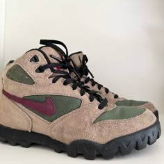 Vintage 94’ Nike Air Vintage, Nike Acg Shoes, Shoes Nike Air, Nike Acg, Vintage Nike, Hiking Boots, Nike Shoes, Nike Women, Athletic Shoes