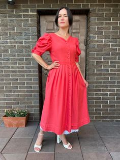 Vintage  Dirndl linen  dress   . It's elegant and feminine . Is sold without a petticoat. Good condition, no holes or spots, but it's has a uneven fabric color, possibly sun-bleached. please pay attention to the photos. ** Size M.  Model is size S/M and 170 cm height .  **This item will come to you freshly laundered and ready to wear. **If you want to purchase more items, please message me, I will make a special price and delivery. Vintage Linen Dress With Square Neck, Fitted Linen Cottagecore Dress For Spring, Spring Peasant Linen Dress, Spring Linen Peasant Dress, Vintage Linen Dresses For Daywear, Vintage Linen Dress For Spring Daywear, Vintage Linen Dress For Garden Party, Vintage Linen Daywear Dresses, Fitted Linen Dress With Buttons For Daywear