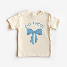 This cute toddler vintage bow big sister tee is 100% cotton, has a tear away tag for your toddler's comfort and comes in 3 Bella Canvas colors. In sizes 2T-5T, choose black, white or natural to make this Big Sister Bow announcement shirt the sweetest way to announce your new addition! Don't see your size? Message me! I love custom orders. DETAILS .100% Cotton .Bella Canvas tee .Tear away label .Runs true to size .Props in any photos are not included and are for styling purposes only .Colors may Cute T-shirt For Spring Gender Reveal, Cute Spring T-shirt For Gender Reveal, Cotton Graphic Tee For Gender Reveal, Big Sister Little Sister Shirts, Sibling Announcement, Big Sister Announcement, Shirt Coquette, Big Sister Little Sister, Sibling Outfits