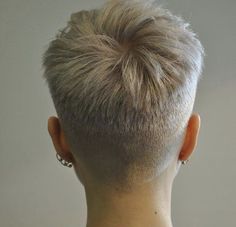 Low Fades, Pixie Cut Shaved Sides, Bob Pixie Haircut, Fine Hair Tips, Pixie Haircut Ideas, Shaved Hair Cuts, Bob Pixie, Funky Short Hair, Short Spiky Hairstyles