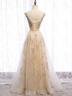 Святки с чампанским тюл Vintage Romance Prom Dress, Golden Prom Dress Formal, Dusty Pink Prom Dress Long, White Gold Dress Long, Gold Dress Long Classy Prom, Cream Colored Prom Dress, Prom Dresses Gold Champagne, Gold Long Dress Formal, Tulle Gown With Sweep Train For Banquet