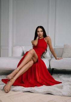 Die Einführung der atemberaubenden Backless Bodycon Maxi-Kleid, ein Muss für jede modebewusste Frau wie Sie. Dieses rote Sommer-Cocktailkleid ist perfekt für all Ihre besonderen Anlässe - vom Abschlussball bis als Brautjungfer - es ist garantiert ein Hingucker und Sie fühlen sich wie der Star der Nacht. Mit diesem bodenlangen Maxikleid in auffälligem Rot stechen Sie in jeder Menge hervor. Der figurbetonte Stil schmiegt sich an Ihre Kurven an den richtigen Stellen, während die fit & flare-Silhoue Being A Bridesmaid, Maxi Dress Elegant, Summer Cocktail Dress, Floor Length Maxi Dress, Red Summer Dresses, Bodycon Maxi Dress, Red Bodycon, Bodycon Style, Red Bridesmaids