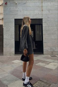 Barcelona Outfits Spring, Rainy Summer Outfit, Summer Rainy Day Outfit, Adidas Samba Women, Samba Outfit Ideas, Adidas Samba Outfits, Barcelona Outfits, Madrid Outfits, Samba Outfits