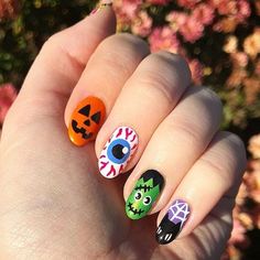 halloween nails Halloween Bat Nails, Halloween Nail Art Ideas, Bat Nails, Halloween Manicure, Pedicure Nail Designs, Halloween Nails Easy, Halloween Acrylic Nails