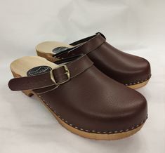 MADE FROM LEATHER AND ALDER WOOD Clogs for Women BONDA Low heals ergonomic wooden sole and soft leather. made to order. Available in sizes 36-41. For other sizes please contact me EUR 35 l UK 2.5 l AUS 4.5 l USA 5 l up to 22.3cm l 8.78 inches EUR 36 l UK 3.5 l AUS 5.5 l USA 6 l up to 23cm l 9.02 inches EUR 37 l UK 4 l AUS 6 l USA 6.5 l up to 23.7cm l 9.33 inches EUR 38 l UK 5 l AUS 7 l USA 7.5 l up to 24.5cm l 9.65 inches EUR 39 l UK 6 l AUS 8 l USA 8.5 l up to 25.3cm l 9.96 inches EUR 40 l UK 7 Wood Clogs, Mia Sandals, Clogs For Women, Swedish Clogs, Garden Shoes, Leather Clog, Clog Boots, Wood Shoes, Wooden Clogs