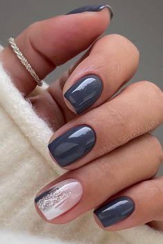 Short grey nails with a nude accent nail adorned with abstract nail art are the best grey nail ideas to try! Elegant Nail Art, Smink Inspiration, Gray Nails, Spring Nail