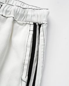 Details: White cargo pants with front drawstring and pockets designBottom Length: LongMaterials:75% Cotton + 25% Polyester