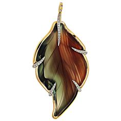 This specially cut agate follows the natural cascade of a leaf. Detailing of green and brown on the agate provide realism with an 18k yellow gold edge to frame it. 43 round brilliant cut diamonds rest in the claw prongs on the edges, with the top prong also serving to hold the chain or cord of choice. Measurement detail - width 1.27 inches (32 mm), length 2.51 inches (64 mm), depth 0.46 inches (12 mm) Diamond Gold Pendant, Black Gold Necklace, Leaf Carving, Carving Stone, Diamond Locket, Gold Leaf Pendant, Fine Gold Jewelry, Long Pearl Necklaces, Necklace Indian