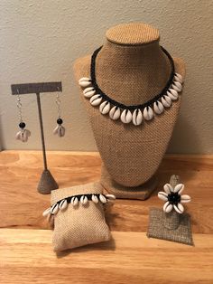 Boho Handmade Jewelry, Cowry Shell Jewelry, Cowrie Shell Jewelry Diy, Cowrie Shell Jewelry Necklaces, Shell Jewelry Ideas, Fabric Jewelry Necklace, Cowrie Shell Earrings, Cowrie Shell Jewelry, Boho Jewelry Diy