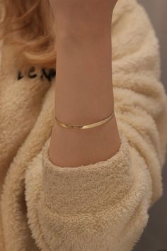 Gold Solid Bangles Design, Gold Breclates Girl, Women Bangles Gold, Simple Everyday Gold Jewelry, 22k Gold Bangle, Minimalist Bracelet Gold, Simple Bangle Designs Gold, Gold Bangle For Women Classy, Latest Bracelet Designs Gold For Women