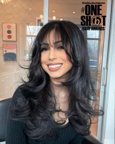 21 Straight Layered Hair Ideas For Extra Volume And Bounce Layers With Swoop Bangs, Big Bangstyle Hair, Bangstyle Hair Long Layers, Medium Length Wavy Hairstyles, Layered Hair Ideas, Brown Hair Bangs, Medium Length Wavy Hair, Shot Hair, Straight Layered Hair