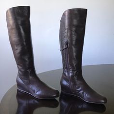 - Rich Chocolate Brown Soft Silky Feel Leather. - Designer Stuart Weitzman. - Women’s Size 6.5m (36.5) Calf Hi Boots. - Flat Heel Rubberized Outsole. - Made In Spain . - Side Zip. - Leather Interior Lining. - Ol 93743 361/2. -Height Measured Vertically From Tip Of Top Of Boots To Bottom Tip Of Flat Heel To Give An Estimate Of Height Length = 42cm. - Genuine And Authentic Or Your Money Back. Boots Flat, Stuart Weitzman Shoes, Moto Boots, Leather Interior, Chocolate Brown, Stuart Weitzman, Side Zip, Heeled Boots, Spain