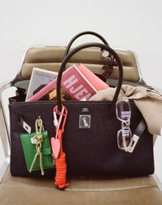 Jane Birkin Style, Bag Styling, Birkin Style, Bag Decoration, What's In My Bag, What In My Bag, Dream Bags, Jane Birkin, Classic Bags