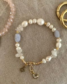 Süßwasserperlen Armband mit Natursteinen und Golddetails. Der Verschluss ist aus hochwertigem 14k Gold filled Material. Gold Arm Band, Diy Armband, Locket Bracelet, Freshwater Pearl Jewelry, Golden Jewelry, Freshwater Pearl Bracelet, Gold Armband, Pretty Bracelets, Gold Details