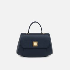 The Arcadia Bernadette is a satchel with geometric and sharp lines. It’s elegant and classy thanks to the macro front turn lock. It comes with a sholder strap for an extra comfort. Italian Leather Handbags, Lock It, Italian Leather, Leather Handbags, Satchel, Things To Come, Turn Ons, Wallet, Handbags