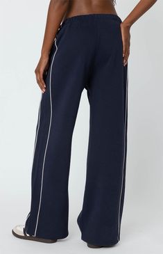 Online only! These comfy sweatpants are the ultimate choice for a cozy and effortless look. Perfect for lounging or running errands, their comfortable and relaxed fit ensures you'll feel stylish and comfortable all day long.


	Sweatpants
	Relaxed fit
	Elastic stretch waistband
	Cotton, Polyester
	Model wears size S
	Model height is 5'7
	Item care: Wash with similar color Navy Loungewear Pants, Navy Sporty Joggers For Loungewear, Sporty Relaxed Fit Pants For Loungewear, Sporty Navy Joggers For Loungewear, Navy Athleisure Pants For Loungewear, Navy Relaxed Fit Pants For Loungewear, Sporty Relaxed Fit Lounge Pants, Sporty Relaxed Fit Lounging Pants, Sporty Long Sweatpants For Lounging