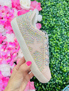 Add a little glam to each outfit with these sparkly sneakers! Stay casual, but ALWAYS cute in these best selling shoes! Diy Glitter Shoes, Sparkly Sneakers, Retro Jordans, Outfit Comfortable, Cute Pjs, Sparkly Shoes, Glitter Diy, Glitter Shoes, Recycle Clothes