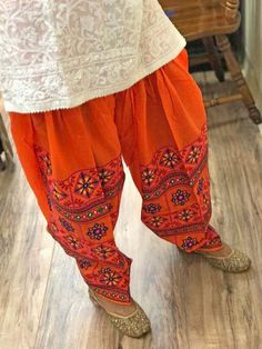 Chikankari Pants, Phulkari Pants, Indian Ethnic Wear For Women, India Crafts, Womens Pants Design, Phulkari Dupatta, Kutch Work, Ethnic Wear For Women, Simple Kurta Designs