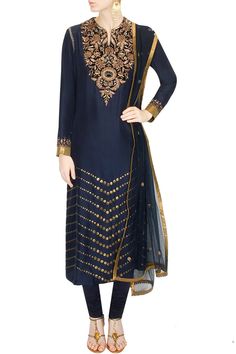 This saree is in a navy blue georgette with gold zardozi work on saree pallu and light blue trims on border. This blue saree comes along with blue fully zardozi embroidered blouse in velvet and blue colour satin petticoat. Kurti Designs For Women, Hand Work Kurti, Mirror Work Kurti, Jj Valaya, Kurti Styles, Kurti Sleeves Design, Angrakha Style, Desi Wear, Indian Bridal Lehenga