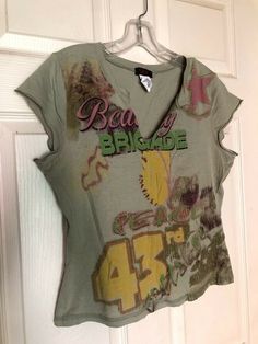 VTG Sfuzi Junior Women's Top Shirt T Shirt Size L Cap Sleeve/V Neck/Crop Top Cotton Green/Yellow/Orange/Purple/Pink More of an Olive Green Please Check Measurements for Fit: Armpit to Armpit across Front-19"-21" Waist across Front-16 1/2"-19" Hem across Front-19"-22" Shoulder to Hem-21" WE ship FAST FAST FAST! Welcome to Jewels by Joy Please visit my store and see the different ?jewels? I have to offer. Please put us on your "Favorites" list so you can keep up with my newest offerings. I have be Vintage V-neck T-shirt For Spring, Grunge V-neck Tops For Summer, Summer Grunge V-neck Tops, Grunge V-neck Summer Tops, Green V-neck Y2k Tops, Fitted Green 90s Tops, Vintage Cotton V-neck Top, Y2k V-neck T-shirt For Spring, 90s Style Green T-shirt For Spring