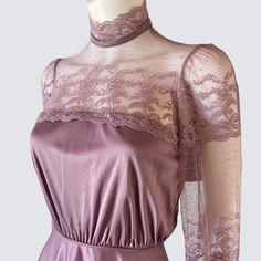 Superbe robe longue violette des années 70 par JCPenney Fashions ! CARACTÉRISTIQUES : - Superbe encolure droite avec col cheminée en dentelle transparente et manches longues en dentelle transparente ! - Ceinture à nouer dans le tissu assorti. - Une fermeture éclair se ferme à l'arrière. Le lacet se ferme à l'arrière du cou avec deux agrafes. Les manches se fixent aux poignets à l'aide d'un bouton-pression. - La robe est non doublée et légère. ÉTAT : Il y a deux trous dans la dentelle à l'arrière Lavender Lace Dress, Lilac Gown, Prom Bridesmaid Dress, Purple Maxi, Purple Maxi Dress, Lace Bracelet, Maxi Gown, Bridesmaid Dresses Prom, Gown Prom