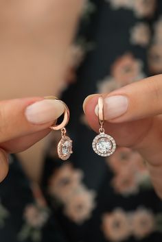 Oval Solitaire Earrings with White Zircon Stone ♥ ✔️Metal Used: 925 Sterling Silver ✔️Weight : 3,10 Gr ✔️Figure Width: 1,00 Cm ✔️Figure Height: 1,00 Cm ✔️Stone Type : Zircon ✔️Coating : Rose Gold Plated ⚠️Care: It does not darken as long as contact with substances such as Perfume, Water, Alcohol, Cream, Bleach is avoided. -TRDYL722 Elegant Rose Gold Halo Earrings, Elegant Halo Rose Gold Earrings, Rose Gold Halo Earrings With Cubic Zirconia, Rose Gold Halo Earrings For Wedding, Minimalist Rose Gold Teardrop Earrings, Elegant Halo Drop Earrings, Elegant Halo Drop Earrings Jewelry, Minimalist Rose Gold Jewelry With Matching Earrings, Rose Gold Teardrop Halo Jewelry