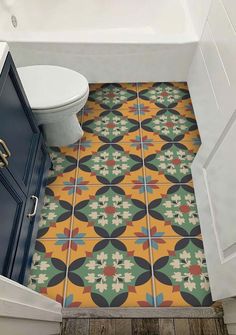 a bath room with a toilet and a bath tub next to a tiled floor in it