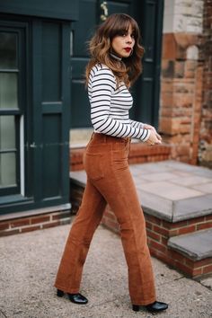 Corduroy Pants Outfit, Flamboyant Gamine, Brown Corduroy Pants, Corduroy Pants Women, Mode Boho, Brown Corduroy, Brown Pants, Mode Vintage, Corduroy Pants