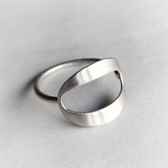 925 sterling silver ring, with horizontal oval, measures 15 x 18 mm and 1 mm thick, the hoop measures 1.55 mm thick, size is 18 EU - No. 8.5 US. Ring stackable with other rings or alone. It is simple and very comfortable. Minimalist Oval Dome Ring For Everyday, Silver Oval Dome Ring Minimalist Style, Sterling Silver Oval Stackable Rings, Silver Minimalist Oval Dome Ring, Oval Sterling Silver Dome Ring For Everyday Wear, Minimalist Silver Oval Dome Ring, Modern Oval Dome Ring For Everyday Wear, Modern Oval Dome Ring For Everyday, Modern Oval Midi Rings As Gift