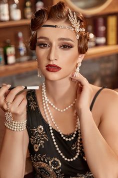 Zapaka Women 1920s Flapper Golden Accessories Set Costume Accessories Set – ZAPAKA 1920 Accessories Gatsby, 1920s Women Accessories, Great Gabsy Make Up, 1920s Fashion Jewelry, 1920s Womens Makeup, Roaring Twenties Makeup, Gatsby Party Makeup, 1920 Makeup Gatsby, Flapper Makeup 1920s