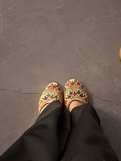 Pakistani Shoes, South Asian Aesthetic, Modern Saree, Indian Jewelry Sets, Simple Pakistani Dresses, Desi Girl, Classy Photography